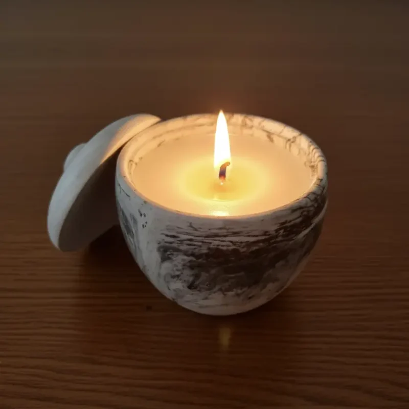 Χειροποίητη Μπομπονίερα Κερί σε Κεραμικό Δοχείο με Μαρμάρινη Υφή και Καπάκι