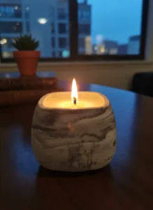 "Μαρμάρινο" δοχείο με λεπτο λαιμό και πώμα γεμάτο κερί