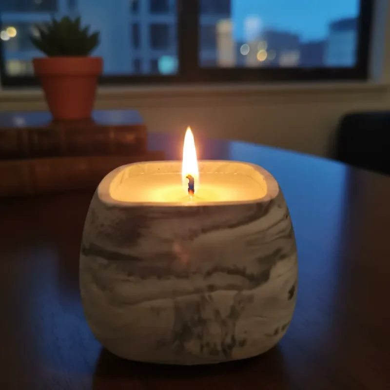 "Μαρμάρινο" δοχείο με λεπτο λαιμό και πώμα γεμάτο κερί