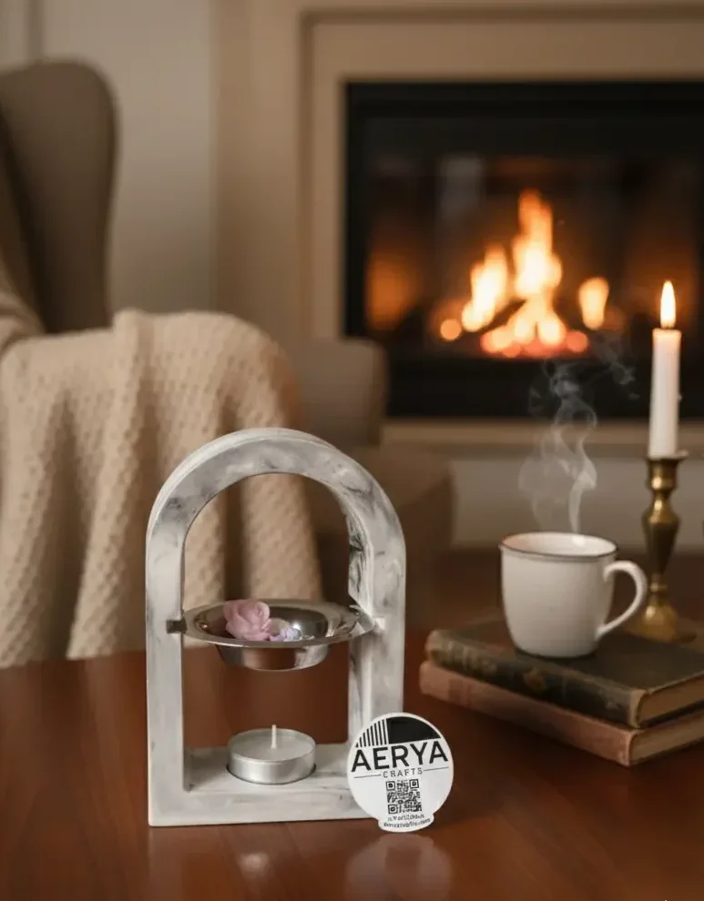 Καυστήρας κεριών σε σχήμα αψίδας δίπλα σε αναμμένο τζάκι