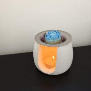 Λευκός καυστήρας wax melts AERYA CRAFTS με αναμμένο ρεσώ